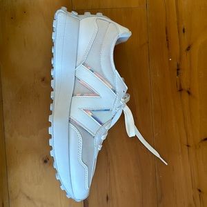 New Balance Women's 327 Shoes size 8 1/2